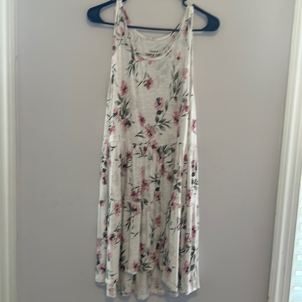 Torrid tank. White with pink flowers. Size 1